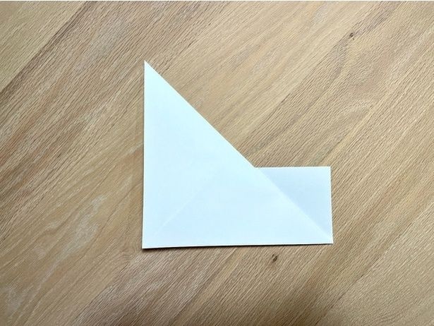 三角部分を根元から上に折る(▶次へ)