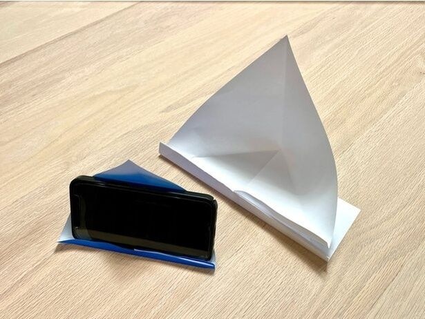 0円・10秒で完成!紙1枚が「即席スマホスタンド」に変わる便利な裏ワザ