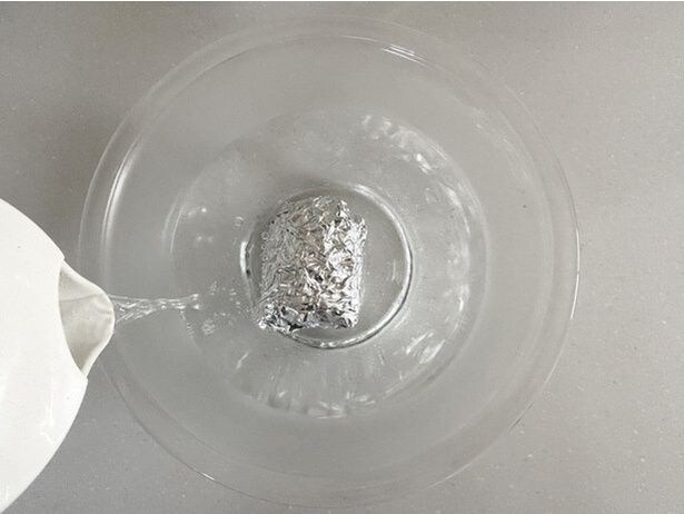 アボカドが浸るくらいのお湯を注ぐ（▶次へ）
