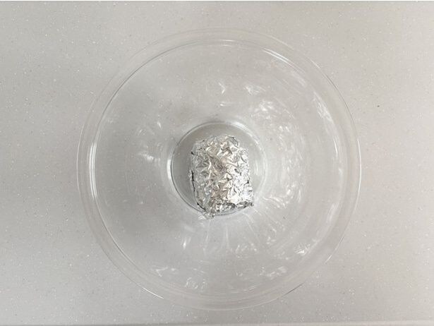アルミホイルで包んだアボカドを耐熱ボウルに入れる(▶次へ)