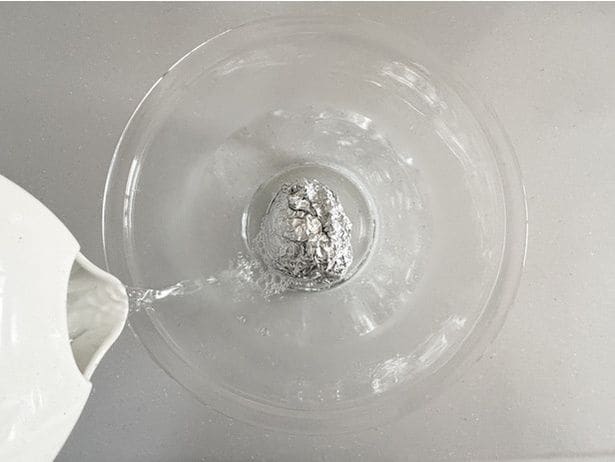 アボカドが浸るくらいの熱湯を注ぐ(▶次へ)
