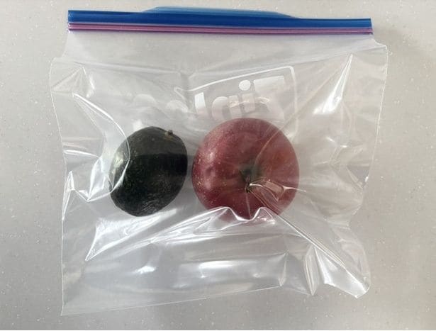 アボカドを追熟させたい場合は、りんごと一緒に2日ほど保存するのがおすすめ