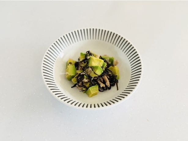 お湯に浸けたアボカドは、和え物にするとさっぱり食べられます(▶次へ)