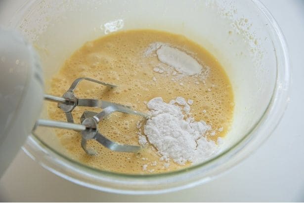 （4）ベーキングパウダー、片栗粉を加え、均一になるまでさらに混ぜる。