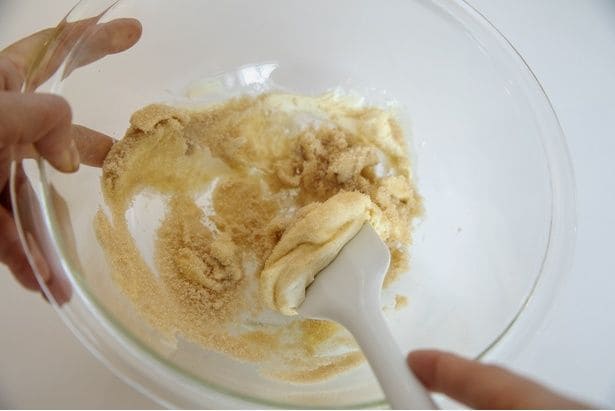 （1）ボウルに常温にしたクリームチーズを入れ、ヘラでペースト状になるまで混ぜる。ラカントS顆粒を加え、すり混ぜる。