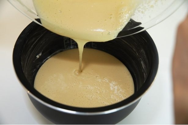 （5）炊飯器の内釜に薄くバターを塗る。（4）を流し入れ、通常炊飯で炊く。竹串を刺して生の生地がついてこなければできあがり。