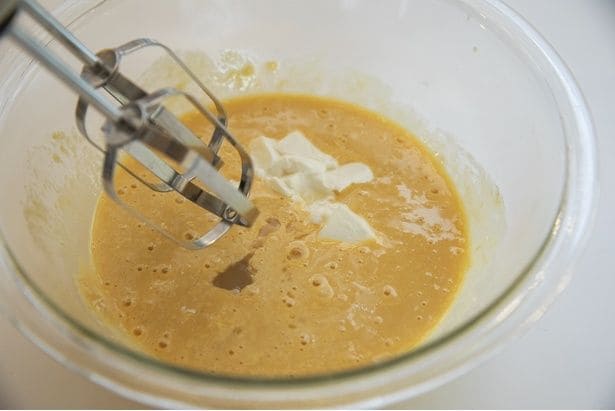 （3）レモン汁、ギリシャヨーグルトを加え、電動泡立て器でダマがなくなるまで混ぜる。