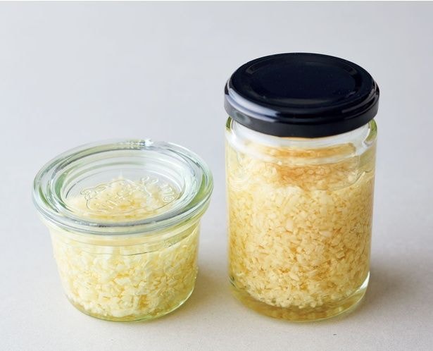 にんにく・しょうがのみじん切り：保存瓶に入れ、サラダ油やオリーブ油などをひたるくらいに入れる