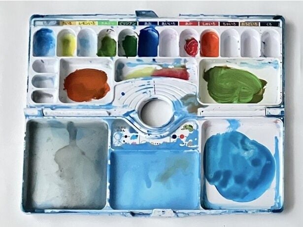 絵具のパレットをシンクで洗わなくてもキレイになる！（▶準備するものをチェック）