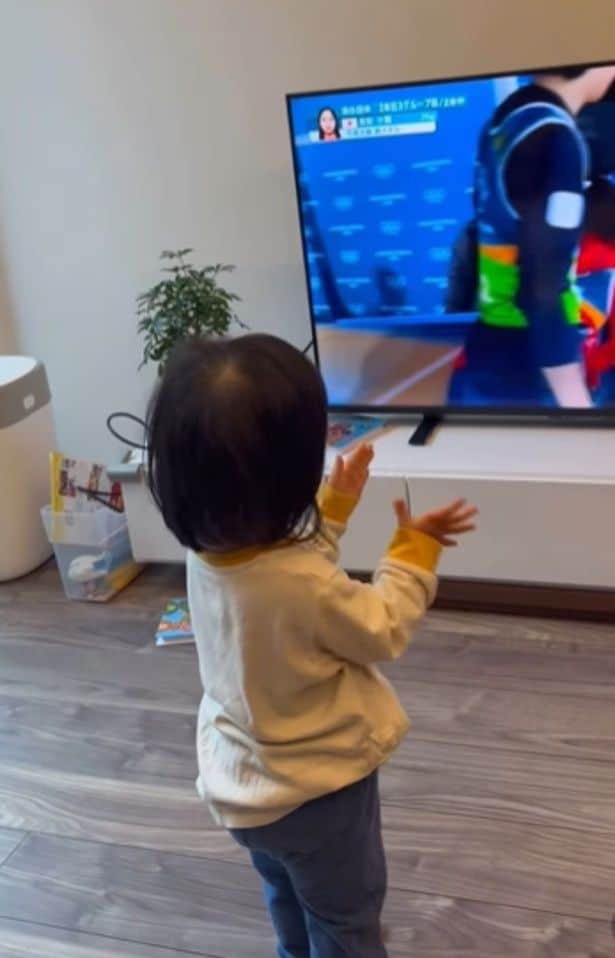 テレビを見て拍手をする女の子(⇒次へ)