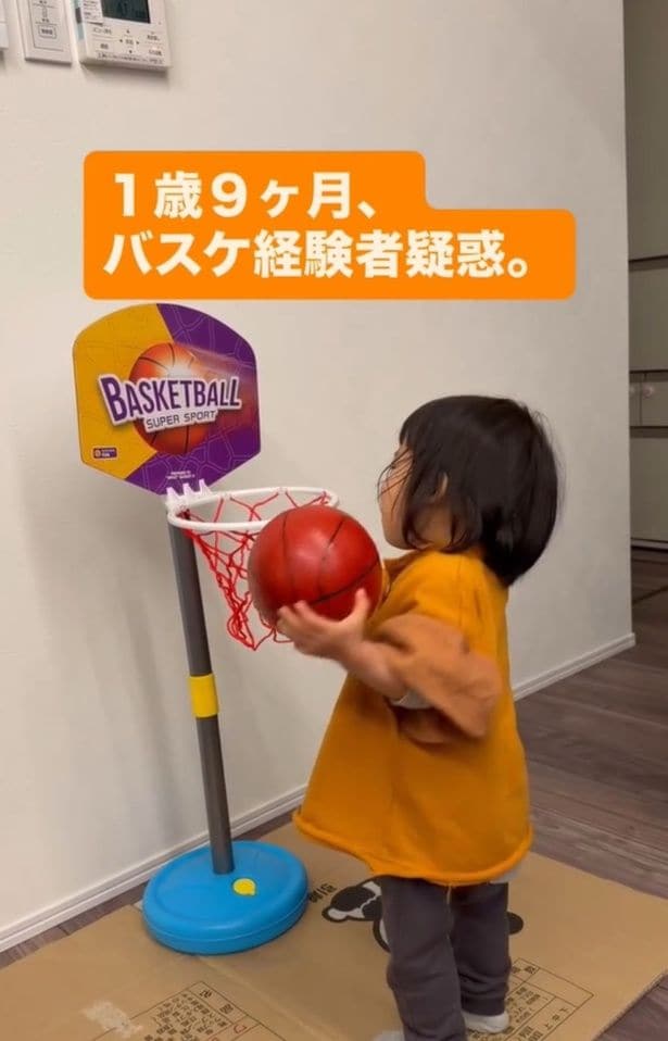 バスケットゴールにシュートしようとしている▶大きく振りかぶり…(⇒次へ)