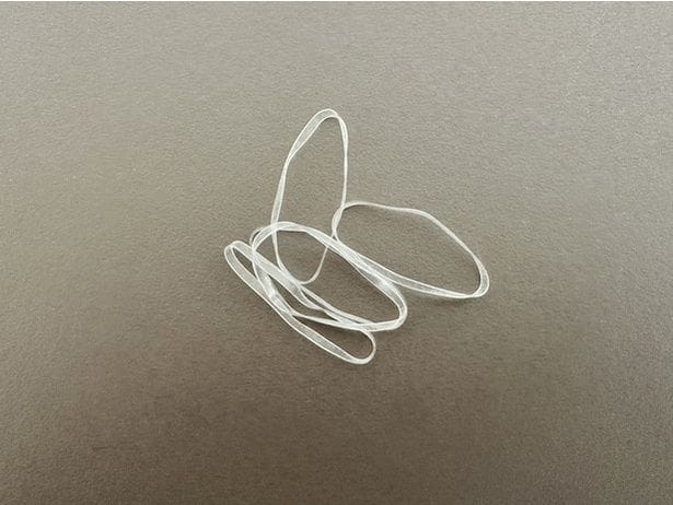 透明のヘアゴムを使うと目立ちにくく、インテリアの邪魔になりません（▶実際の使用画像は？）
