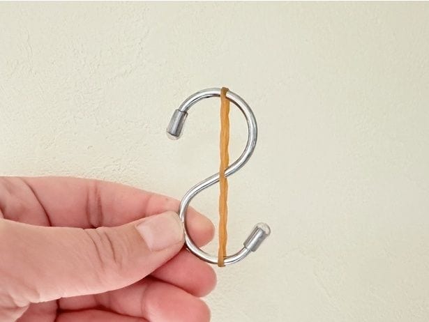 ドル（＄）を意識して、S字フックに縦にゴムをかけます。ゴムは必要に応じて二重にします（▶次へ）
