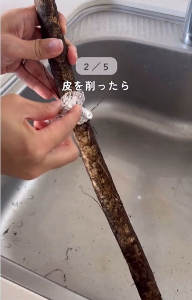 丸めたアルミホイルで皮を削る▶同じ長さにカットしたら…（⇒次へ）