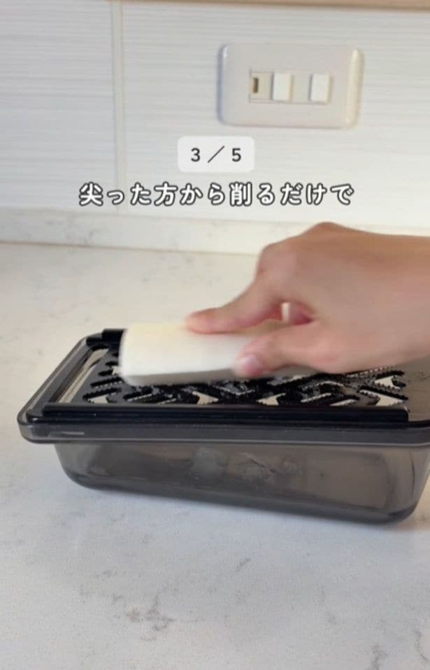 皮付きのまま擦ると怪我の防止に▶大根の真ん中部分は…（⇒次へ）