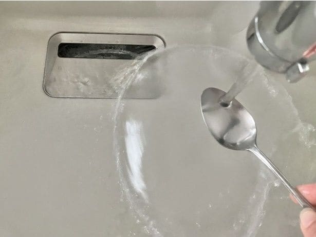 スプーンに跳ね返った水を利用！（▶次へ）