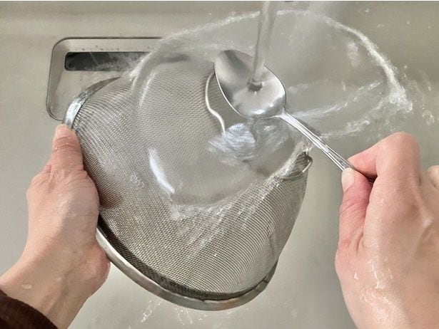 ザルの広範囲に水を当てられる！（▶スプーンの大きさの関係は？）