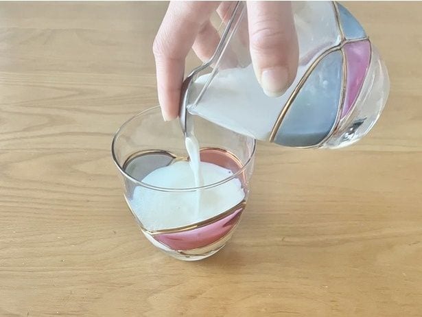 ティースプーンならより注ぎやすい！（▶最後のライフハックをチェック）