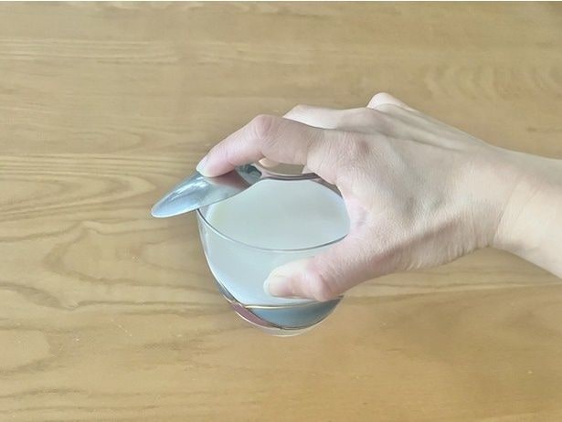 スプーンとコップを片手で持って…（▶次へ）