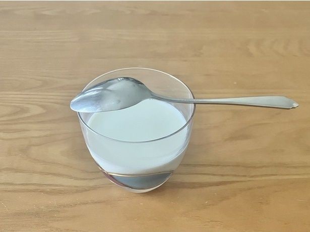 スプーンをコップの上に乗せて…（▶次へ）