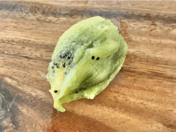 皮と果肉がくっついているといびつな形に…（▶ポイントは？）
