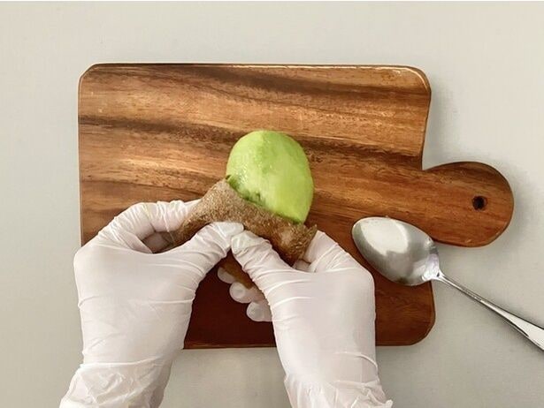 皮を持って押し出せば、キウイの果肉がゴロン！（▶注意点は？）