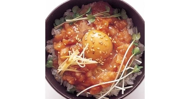 サーモンユッケ卵丼