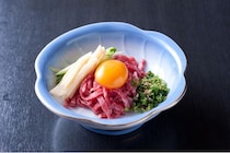 【歴史に納得】ユッケの正体は「肉の刺身」？モンゴルから世界へ広がった生肉文化の真実