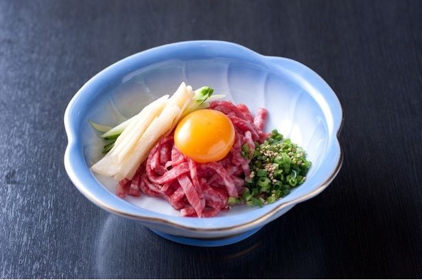 【歴史に納得】ユッケの正体は「肉の刺身」？モンゴルから世界へ広がった生肉文化の真実