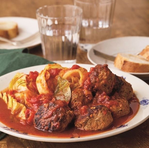 こんがり焼いてから煮た、やわらかな葉が絶品！「キャベツとミートボールのトマト煮」【キャベツでごちそう】