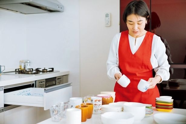 全部出すときに考えたいのが使用頻度です。よく使うものを取り出しやすく収納したいので、よく使うもの（1軍）、たまに使うもの（2軍）、あまり使わないもの（3軍）を判断して、その中でもアイテムごとに分けて。