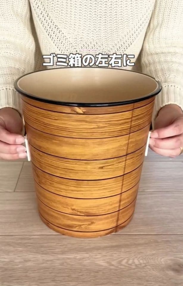 ゴミ箱の両側にフックを逆さに付ける▶ゴミ袋の持ち手を…（⇒次へ）