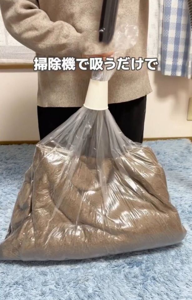 ゴミ袋に底を切り取った紙コップをセット▶掃除機で吸うと…（⇒次へ）