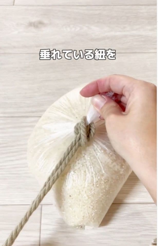 紐をゆっくり引いて締める▶仕上げに…（⇒次へ）
