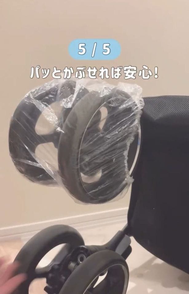ベビーカーのタイヤにシャワーキャップをかぶせれば、車を汚さず積められる▶(次画像から毎日を楽しく過ごすためのヒントが満載!『メンタル強め美女白川さん5』が読めます)