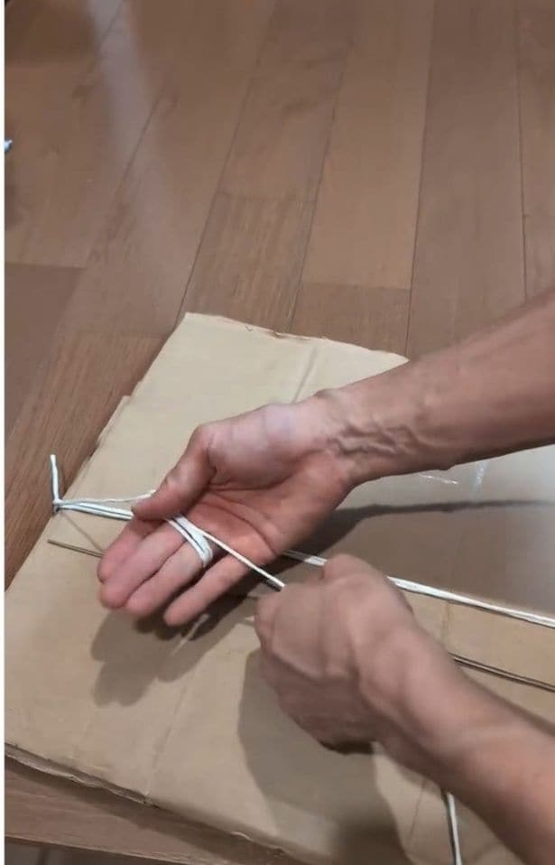 2周手のひらに巻きつける▶紐を握って、勢いよく引っ張れば…（⇒次へ）