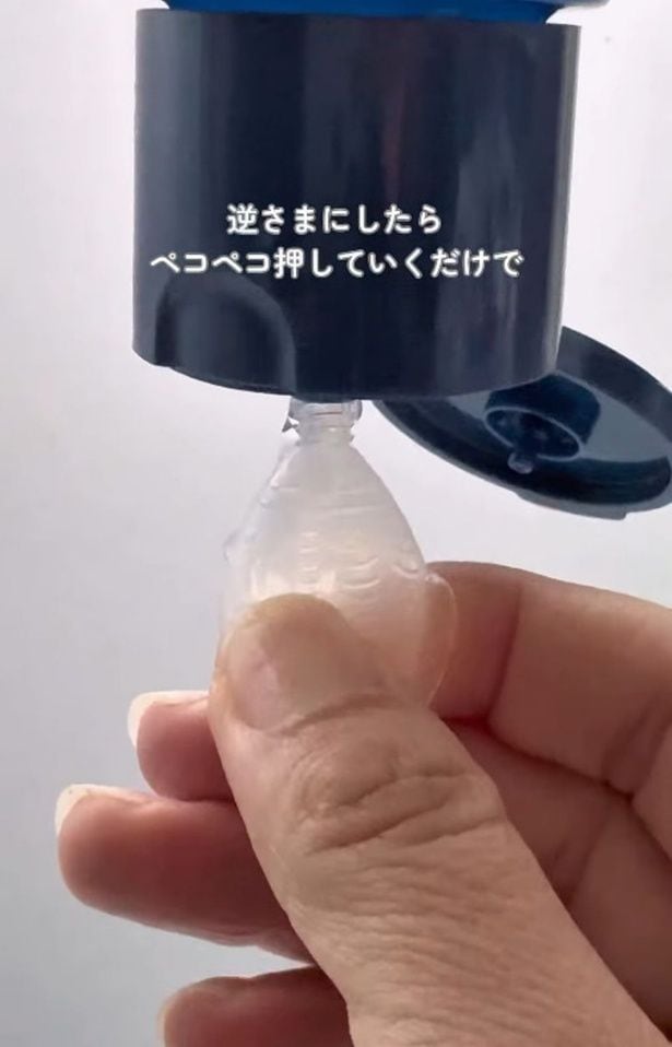 化粧水ボトルを逆さまにし、タレ容器を指で押す▶道具いらずで…（⇒次へ）