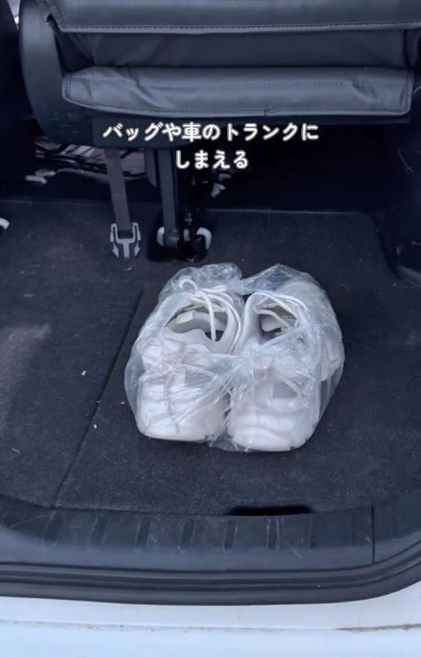 靴の底を包むようにかぶせて靴カバーに▶バッグを直置きしたくないとき…（⇒次へ）