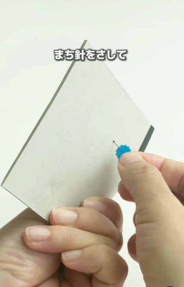 ダンボールにマチ針を裏側から刺す▶マチ針にリボンの端を刺し…（⇒次へ）