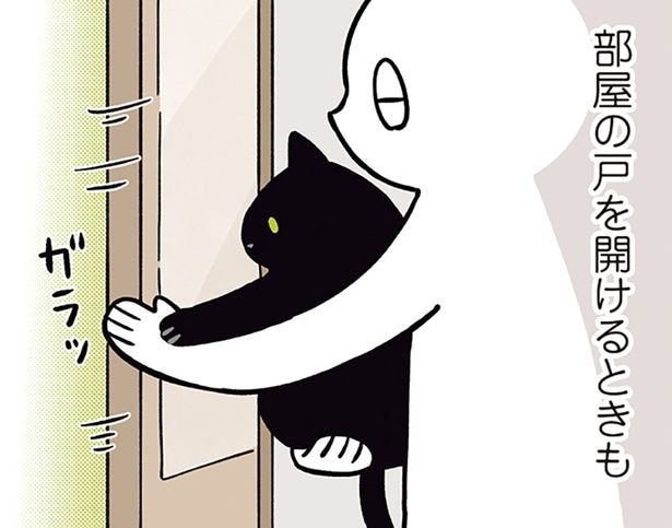 飼い主と手を重ねるクセが愛しくて。今日もぴったり寄り添う黒猫ろん