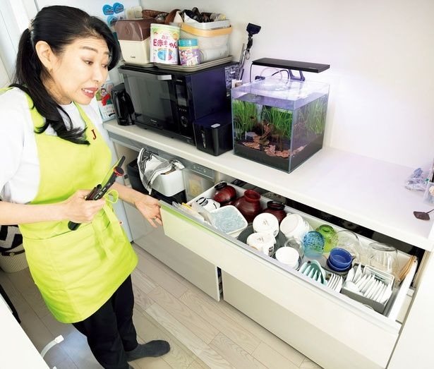 すごい量の食器！　4段目までびっしり入ってるわ。食器が好きなのね