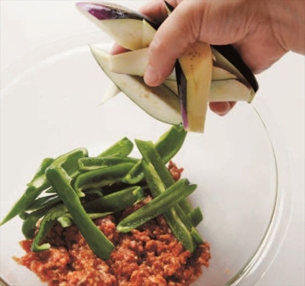 「レンジ麻婆なす」POINT：ひき肉あんの材料と野菜を混ぜ、レンチンするだけ。肉汁が全体にいきわたり、なすがふっくらジューシーに