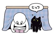 くっついて寝たい気分？こたつでくつろぐ黒猫ろん