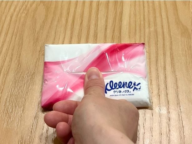ポケットティッシュも取り出し口を開けて中央を押すと…（▶次へ）
