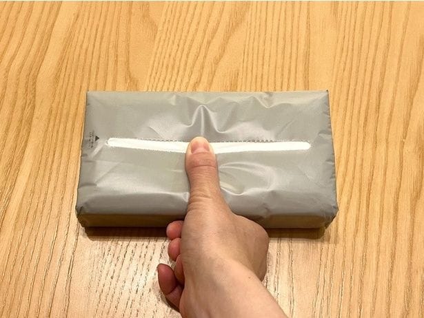 中央部分がくぼむまで押してティッシュを引き出すと…（▶次へ）