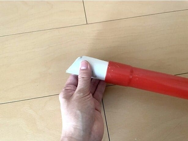 掃除機のノズルの先に入れる（▶次へ）
