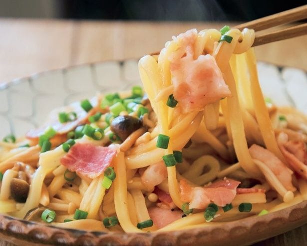 うどんは凍ったまま使うから時短にも◎バターのコク、きのことベーコンのうまみが抜群です！