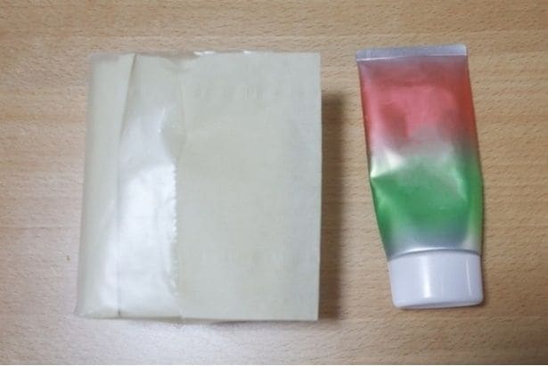 どの裏ワザも、準備するのはティッシュと日焼け止めクリームだけ（▶手順をチェック）