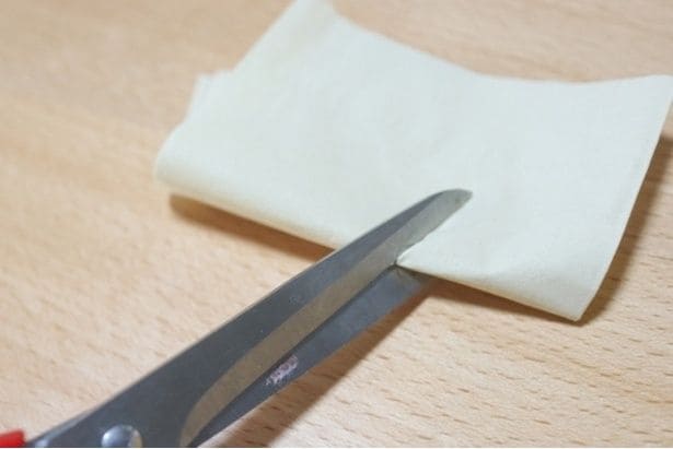ベタベタだとうまく切れない…（▶裏ワザの準備物をチェック）