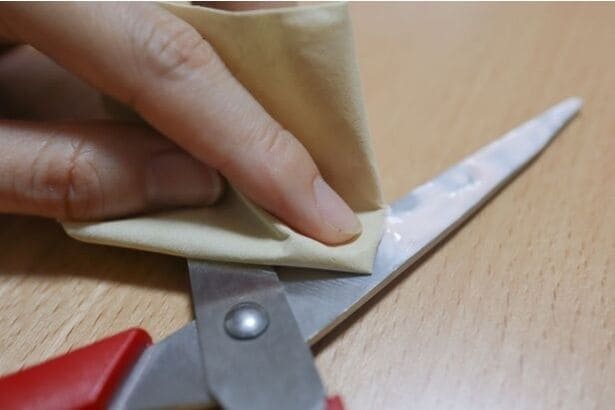 日焼け止めクリームをティッシュで拭き取る（▶効果をチェック）